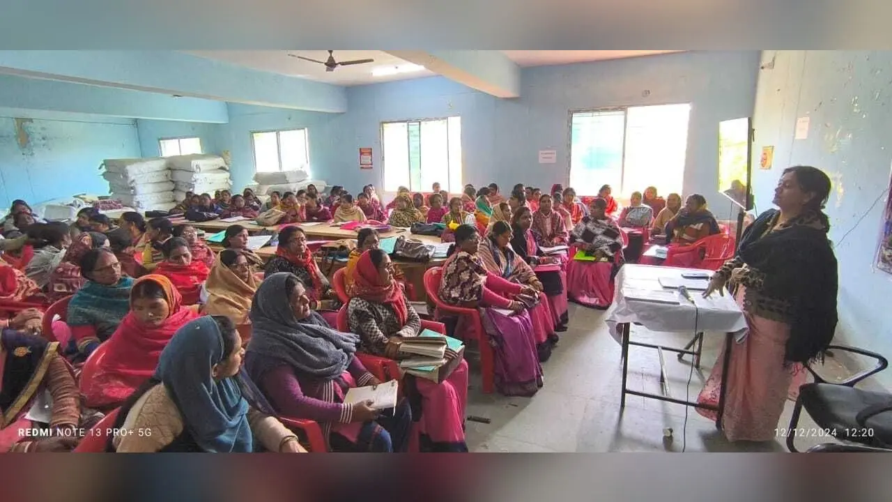 Deoghar news : पोषण भी पढ़ाई भी कार्यक्रम को लेकर आंगनबाड़ी सेविकाओं को दिया गया प्रशिक्षण