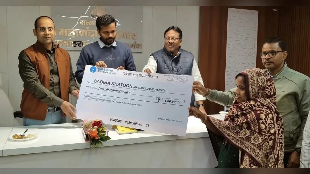 लघु उद्यमी योजना के लाभुकों को दिया गया द्वितीय किस्त की राशि का चेक