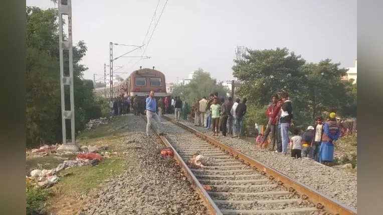 पैसेंजर ट्रेन के सामने कूदा, कटकर अधेड़ की मौत