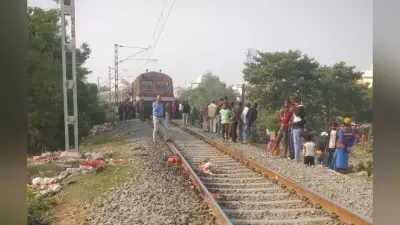 पैसेंजर ट्रेन के सामने कूदा, कटकर अधेड़ की मौत