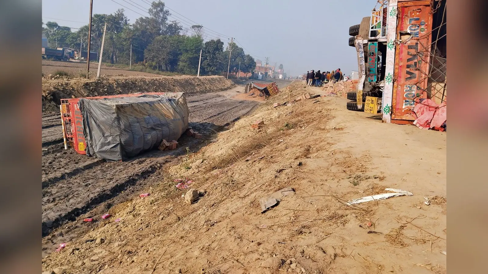 Chhapra News : मेथवलिया चौक फोरलेन मार्ग पर आपस में टकराकर तीन ट्रक पलटे, एक चालक की गयी जान