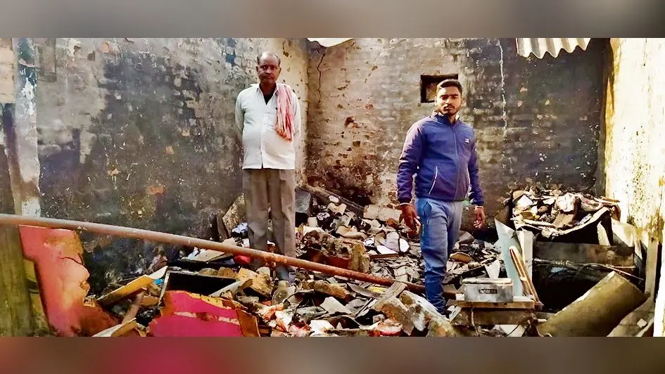 Chhapra News : दाउदपुर में शॉर्ट सर्किट से लगी आग, लाखों की संपत्ति जली