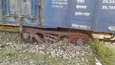 अप लाइन के दुधिजोर पुल के पास मालगाड़ी हुई बेपटरी, टला हादसा, परिचालन बाधित