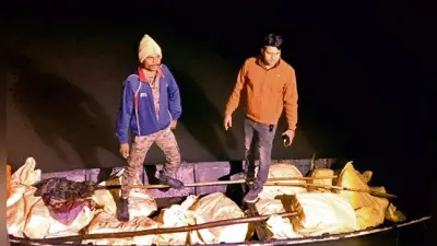 Gopalganj News : पुलिस को देख नदी में छलांग लगा फरार हुआ तस्कर, नाव से 1834 पैकेट शराब बरामद