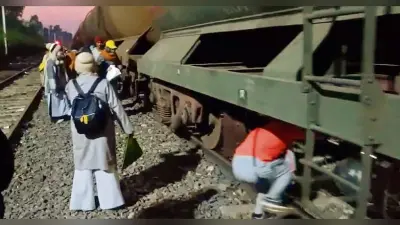 Gaya News : गुरपा स्टेशन पर ट्रैक पर खड़ी मालगाड़ी के नीचे से पार होकर जाते हैं श्रद्धालु