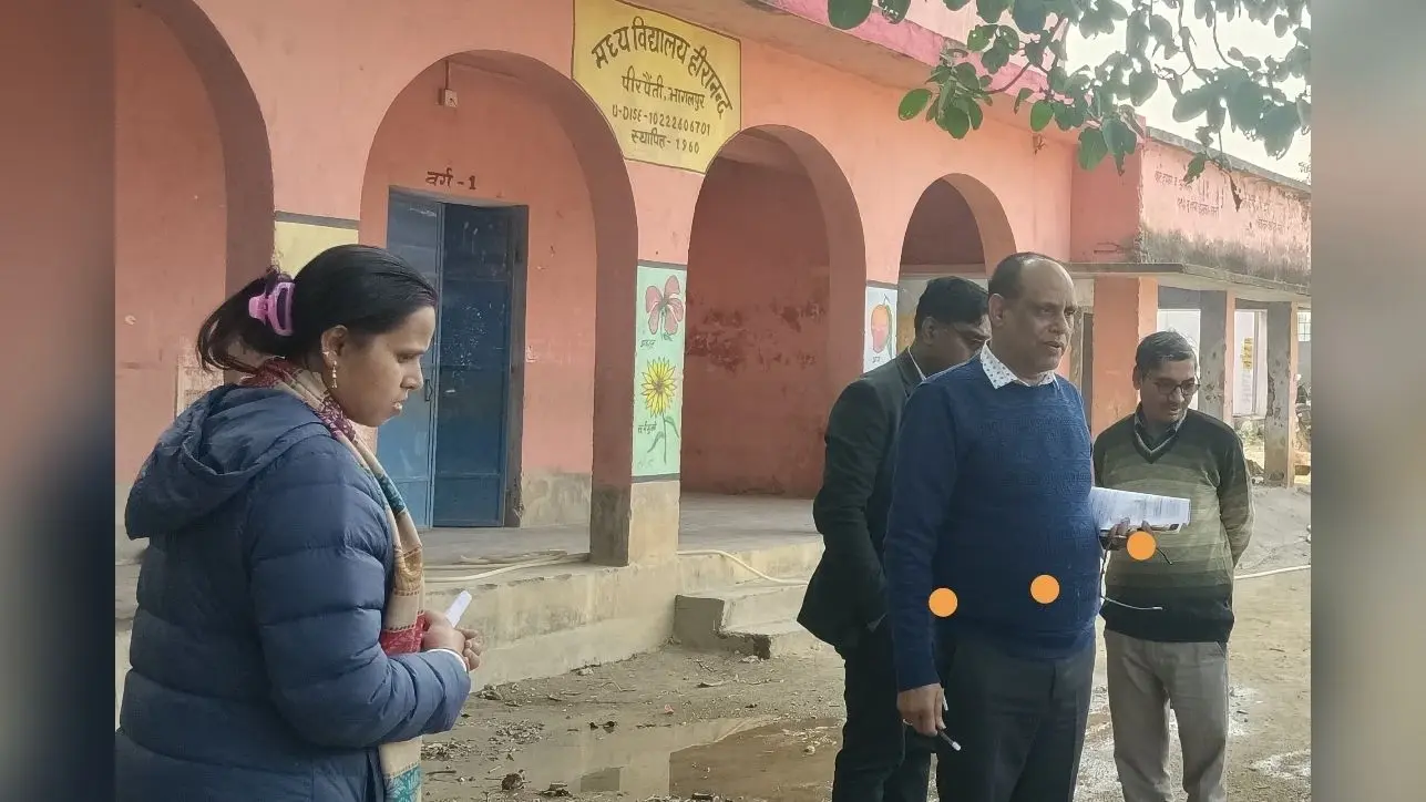 Bhagalpur news डीइओ ने किया मवि हीरानंन्द का निरीक्षण, छात्रों की संख्या बढ़ाने का निर्देश