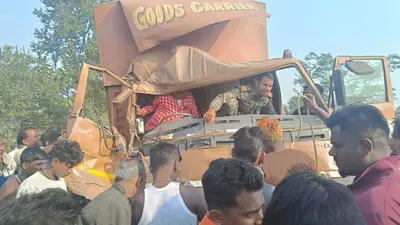 East Singhbhum : चाकुलिया : ट्रक व कंटेनर में टक्कर, दोनों चालक गंभीर, केबिन में घंटों फंसा रहा कंटेनर चालक, पुलिस ने निकाला
