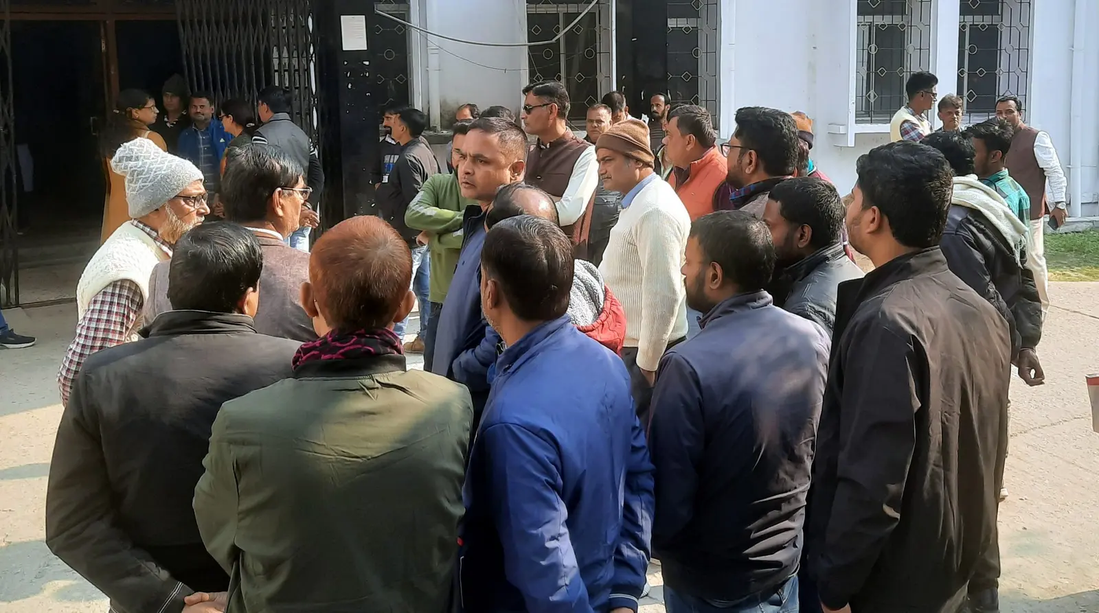 दुर्व्यवहार से आक्रोशित कर्मचारियों ने रोका कामकाज, तीन घंटे प्रदर्शन