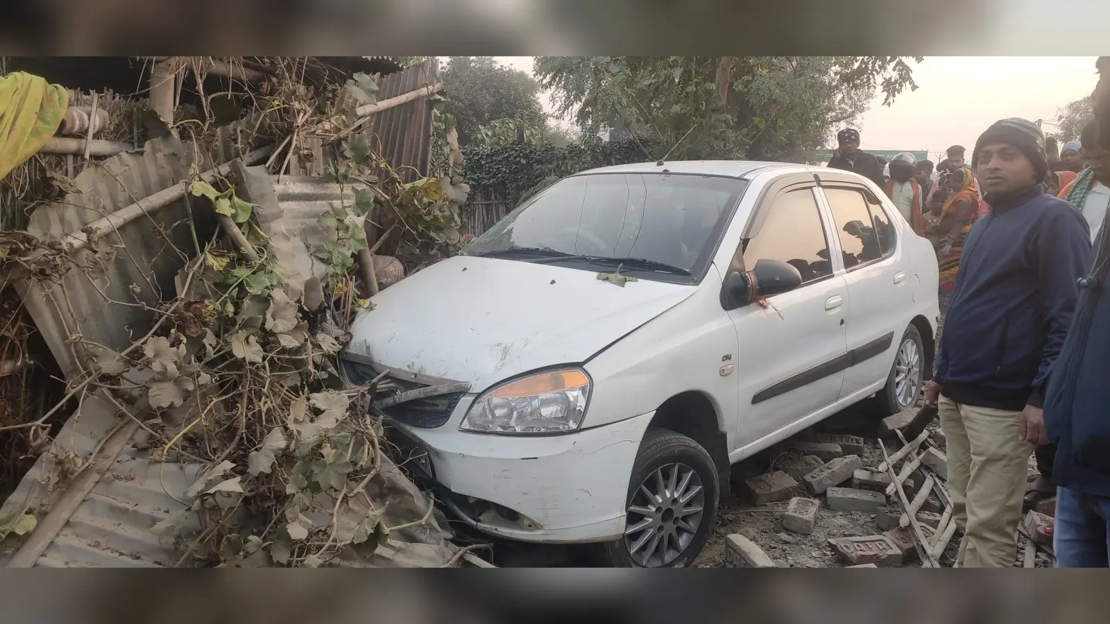 अलग-अलग सड़क हादसे में दंपती समेत तीन गंभीर रूप से घायल