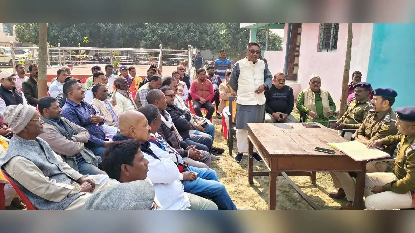 नवपदस्थापित थानाध्यक्ष ने क्षेत्र के लोगों के साथ की बैठक