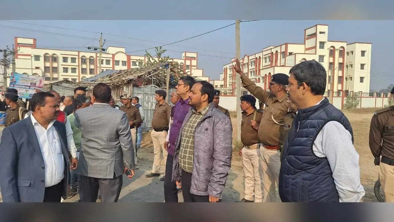 निर्माणाधीन अन्य पिछड़ा वर्ग कन्या आवासीय प्लस टू उच्च विद्यालय का डीएम ने किया निरीक्षण, कार्य में तेजी लाने का दिया निर्देश