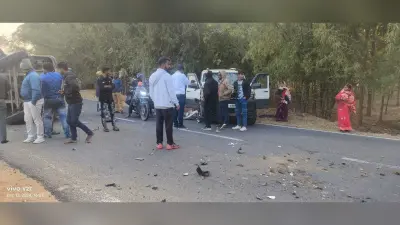 ट्रक से टकराने से स्कॉर्पियो के उड़े परखच्चे