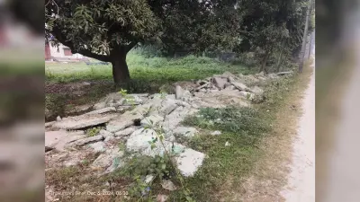 सड़क निर्माण के दौरान पुरानी सड़क की मलबों को न हटाने से शहरवासियों को हो रही परेशानी