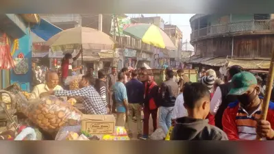 मधुपुर में अतिक्रमणकारियों पर चला प्रशासन का डंडा, कइयों के सामान किये गये जब्त