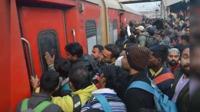 ट्रेन पर चढ़ने के लिए अफरातफरी, कई परीक्षार्थियों की छूटी ट्रेन