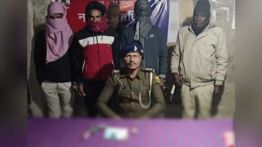 Bhagalpur News: लूट की घटना में प्रयुक्त बाइक व अवैध हथियार के साथ तीन गिरफ्तार