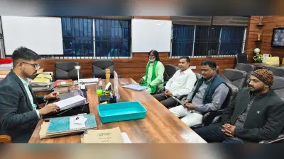 Giridih News: केस नहीं होने से नाराज झामुमो कार्यकर्ता डीसी से मिले