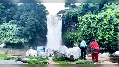 Bokaro News : प्रकृति प्रेमियों को आकर्षित करता है ललपनिया का छरछरिया झरना