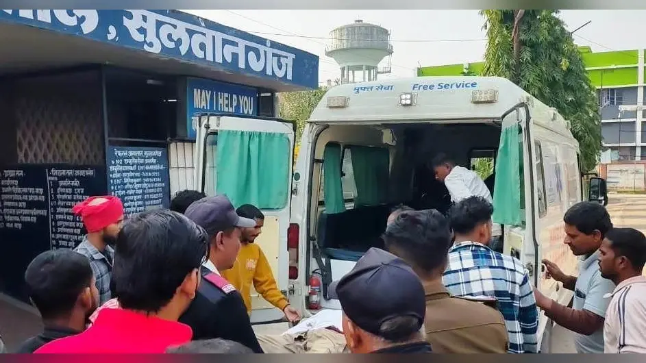 Bhagalpur News: सुलतानगंज में दो बाइक के बीच भीषण टक्कर, चार जख्मी, तीन रेफर