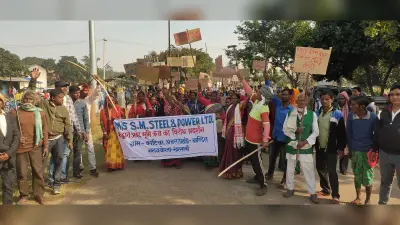 seraikela kharsawan news: कंपनी को नहीं देंगे 400 एकड़ कृषि योग्य भूमि, सड़क पर उतरे ग्रामीण