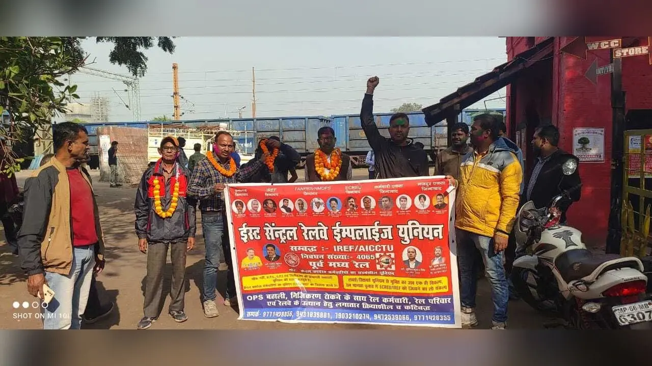 Dhanbad News: इसीआरइयू की विजय जुलूस उड़े गुलाल