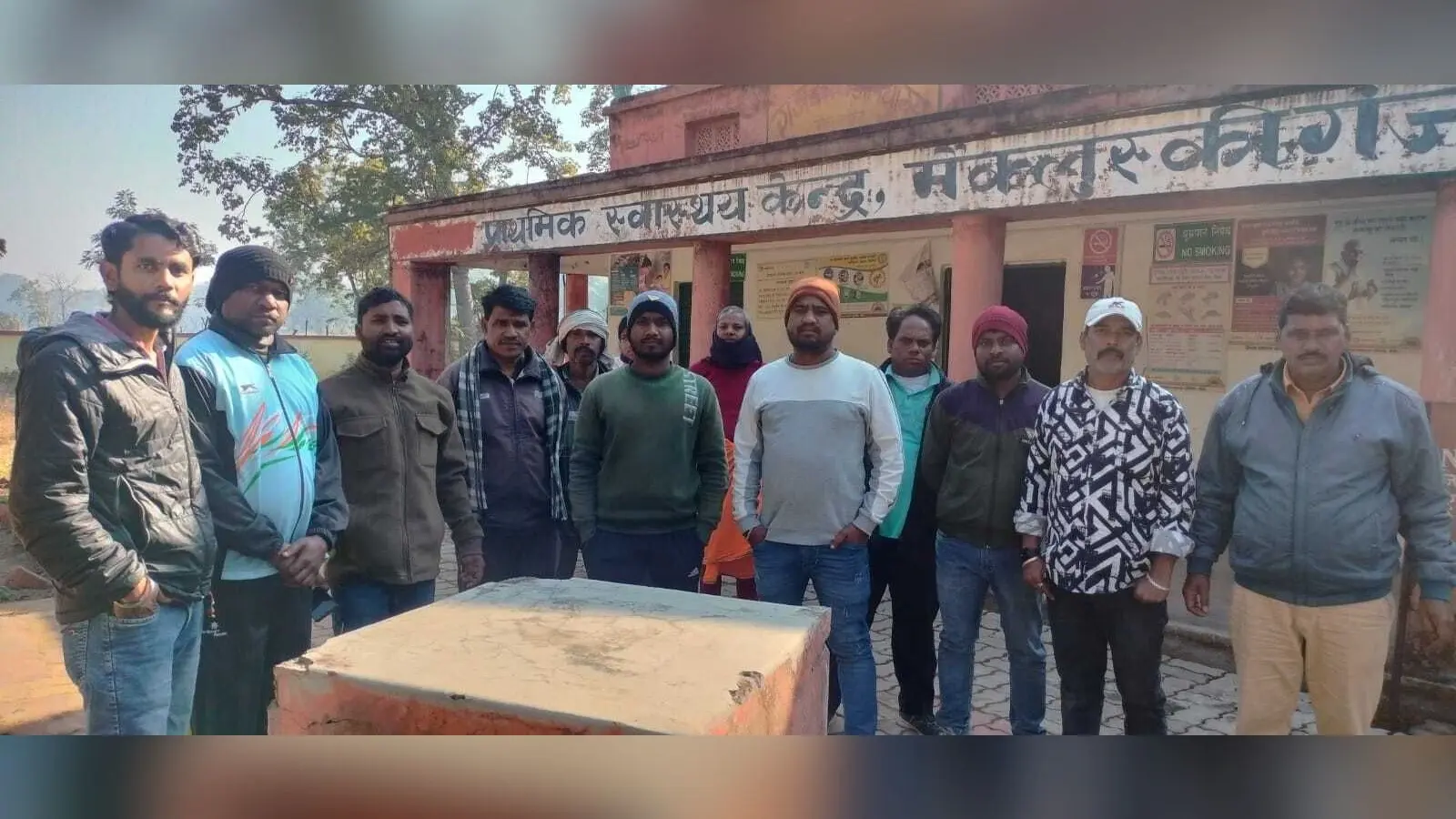 प्राथमिक स्वास्थ्य केंद्र के गेट पर बंद ताला देख भड़के लोग, किया हंगामा