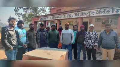 प्राथमिक स्वास्थ्य केंद्र के गेट पर बंद ताला देख भड़के लोग, किया हंगामा