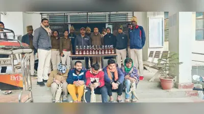उत्पाद विभाग ने 54 लीटर अंग्रेजी शराब के साथ पांच तस्कर किया गिरफ्तार, एक ई रिक्शा जब्त