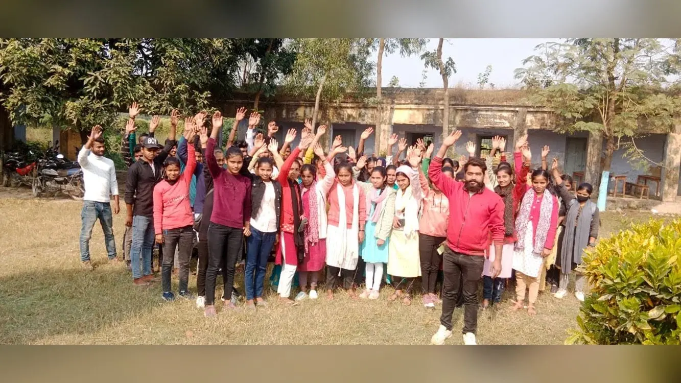 परीक्षा केंद्र नहीं बदलने पर छात्र-छात्राओं ने आंदोलन की दी चेतावनी
