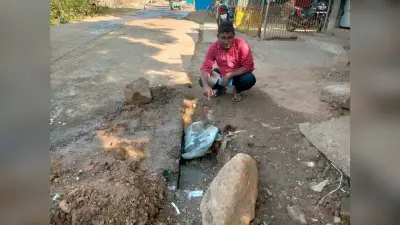 फटा पानी का पाइप, सड़क हो रहा है कीचड़मय