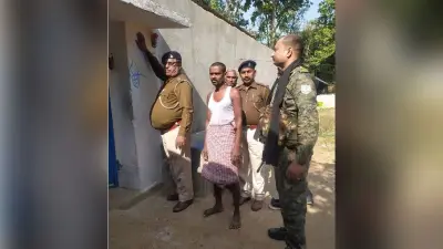 फरार आरोपी के घर पुलिस ने चिपकाया इश्तेहार