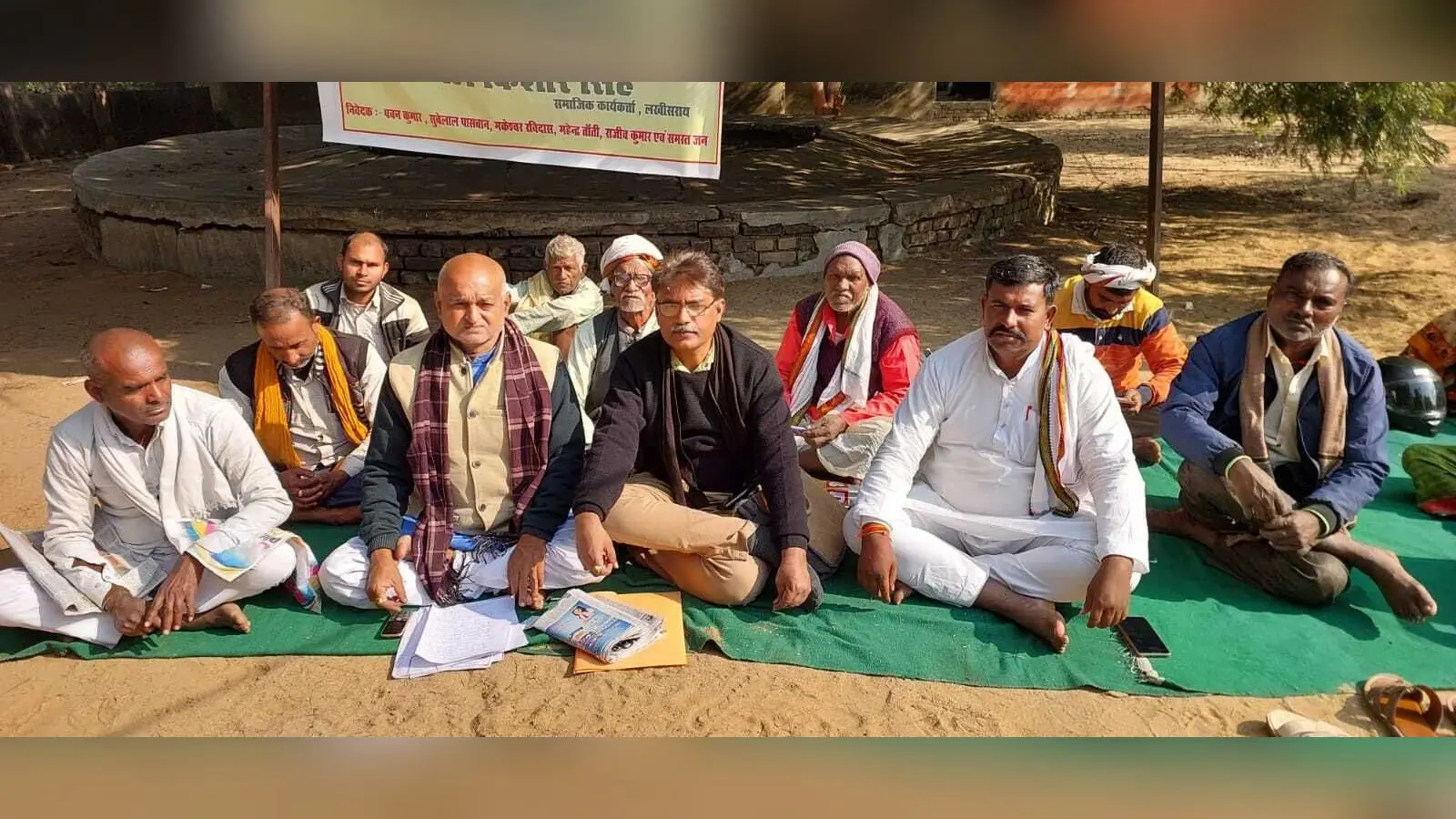सात सूत्री मांगों को लेकर कार्यकर्ताओं ने दिया धरना