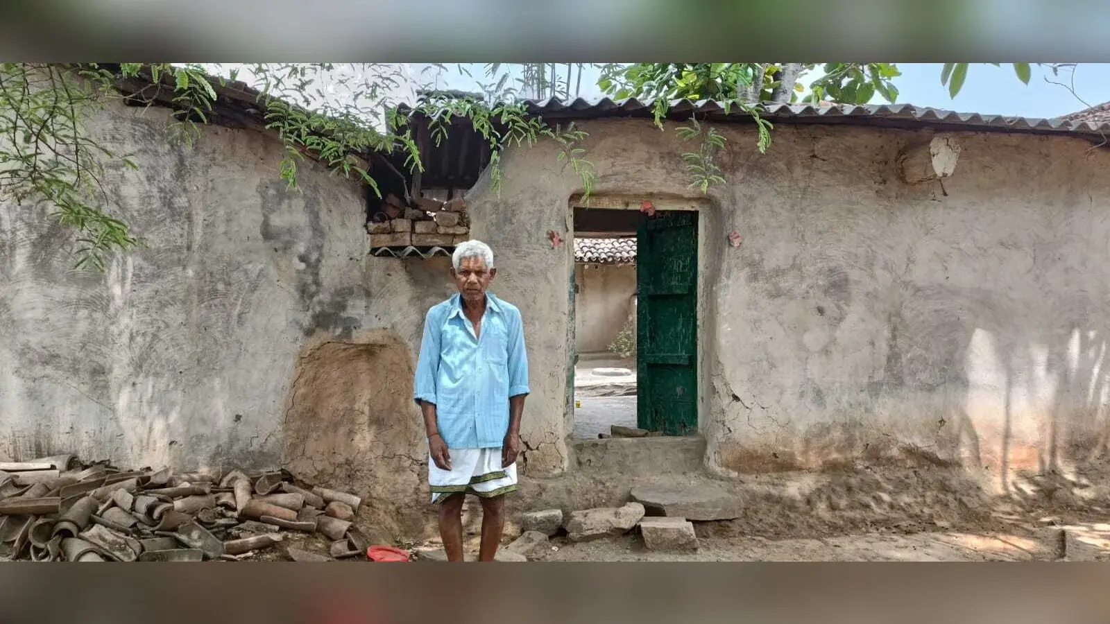 कच्चे घरों में रहने को विवश हैं आदिवासी परिवार