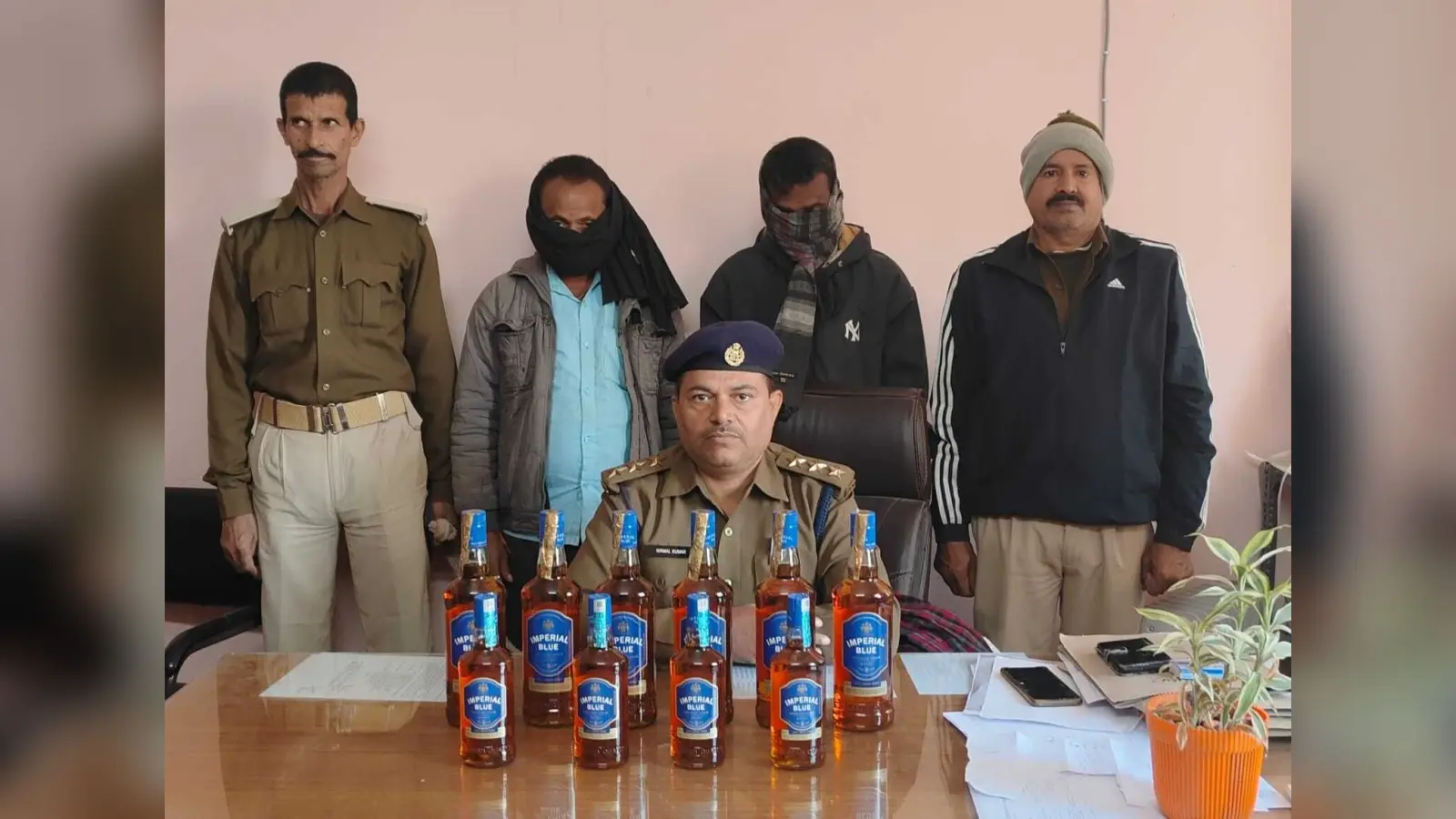 छापेमारी की कार्रवाई में सात तस्कर समेत 12 शराबी गिरफ्तार