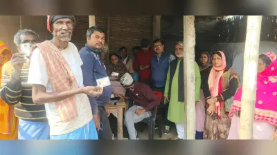 आयुष्मान कार्ड से वंचित लाभुकों के घर-घर पहुंच रही आशा