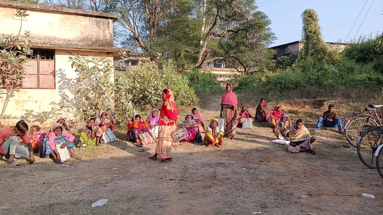 पहाड़िया लाभुकों को नहीं मिला नवंबर का राशन, कार्डधारी पहुंचे प्रखंड