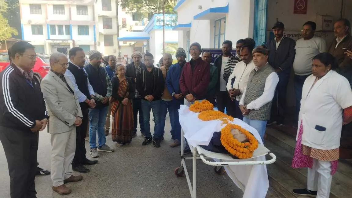 Deoghar News : डॉ दीपक की संदिग्ध परिस्थिति में मौत, सदर अस्पताल में दी गयी श्रद्धांजलि