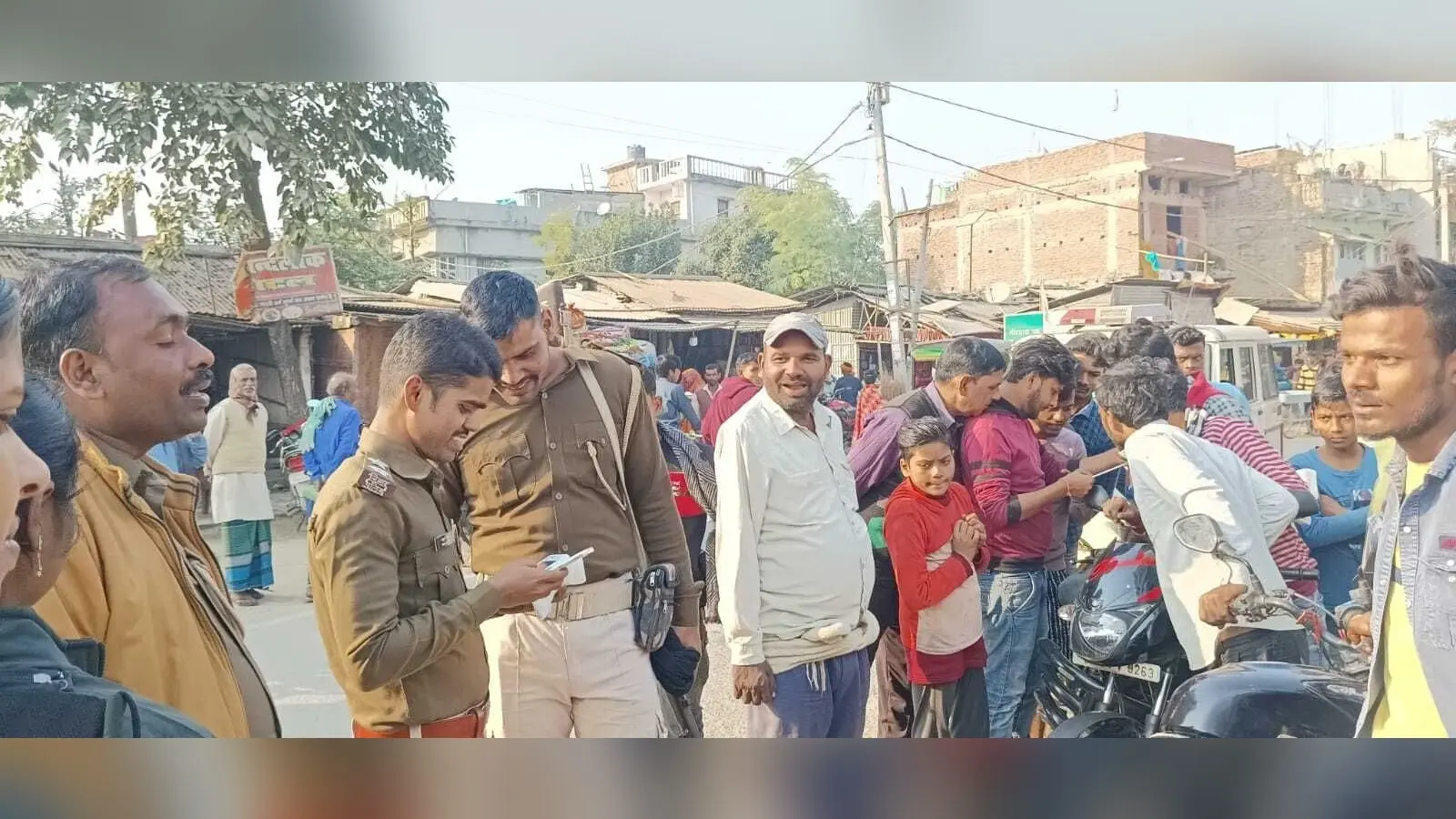 पुलिस ने वाहन चेकिंग अभियान चलाकर काटा चालान