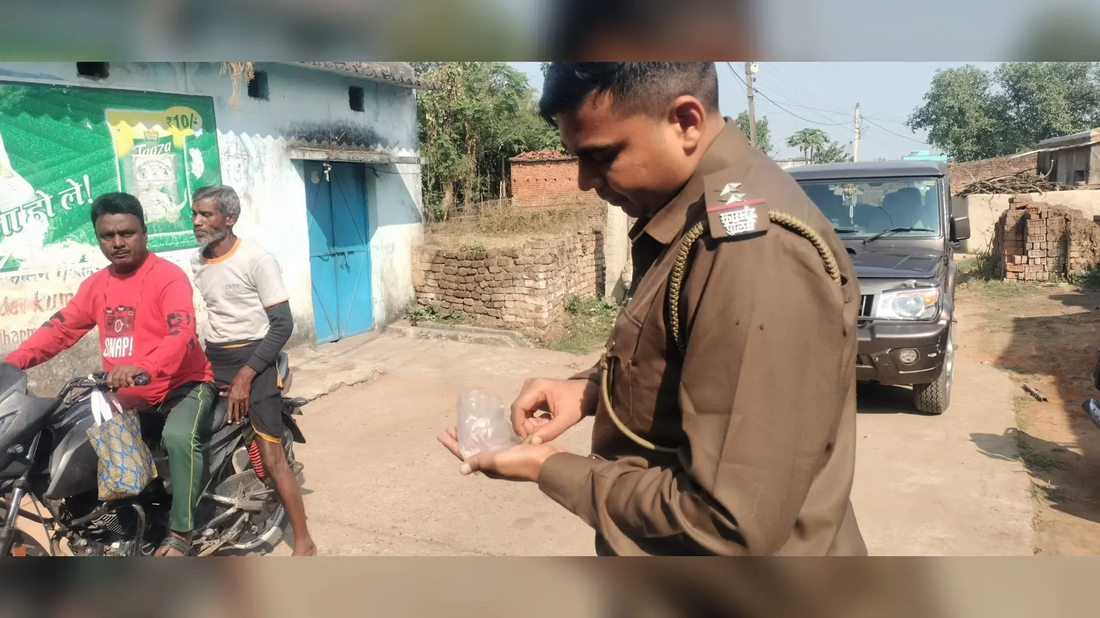 Dhanbad News : कतरास में ताबड़तोड़ फायरिंग, वाहन में लगायी आग, दहशत