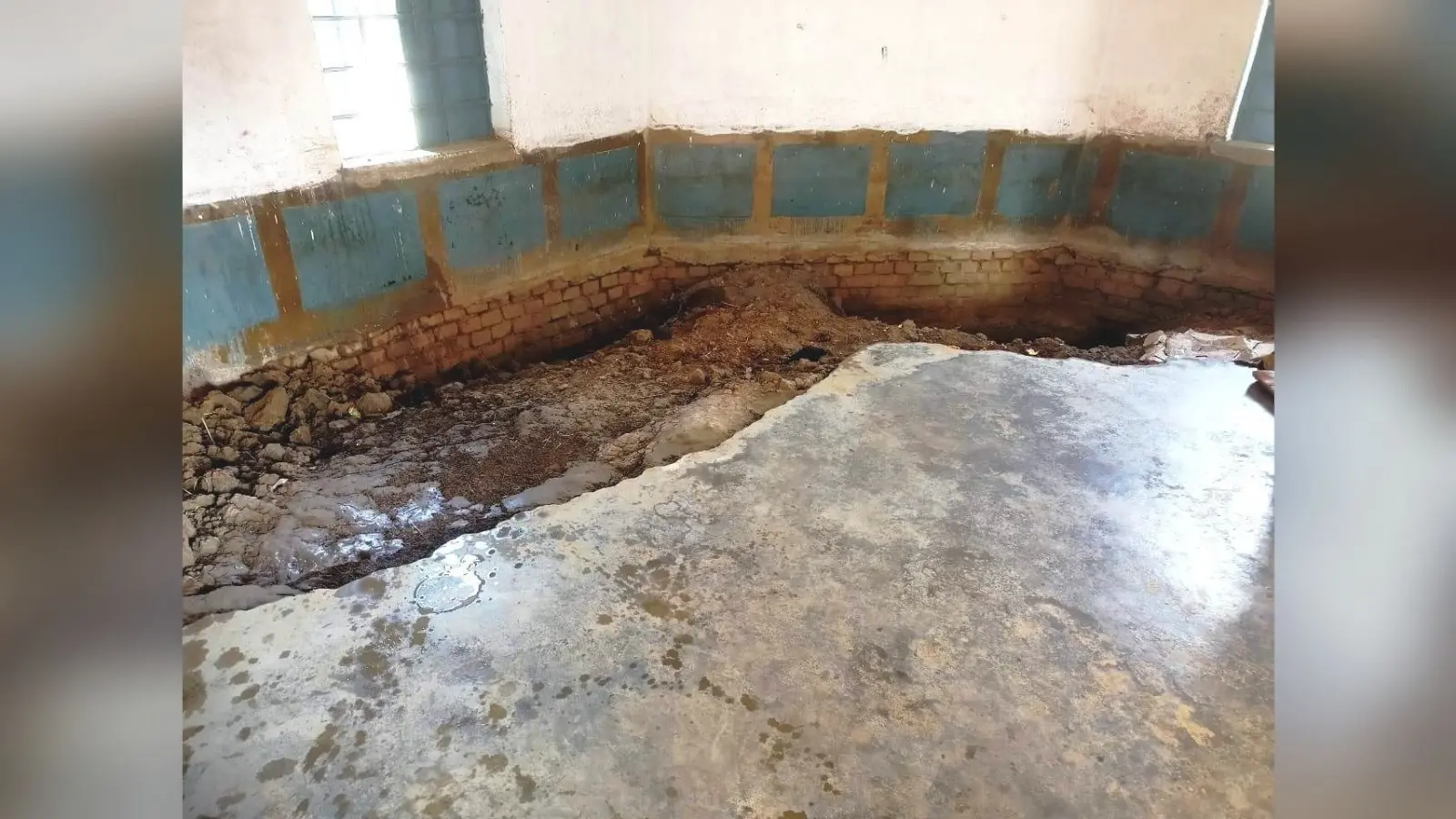 Bhagalpur news फर्श धंसने से दीवार में आ गयी है दरार, बच्चे भयभीत