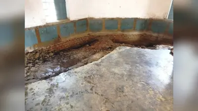 Bhagalpur news फर्श धंसने से दीवार में आ गयी है दरार, बच्चे भयभीत