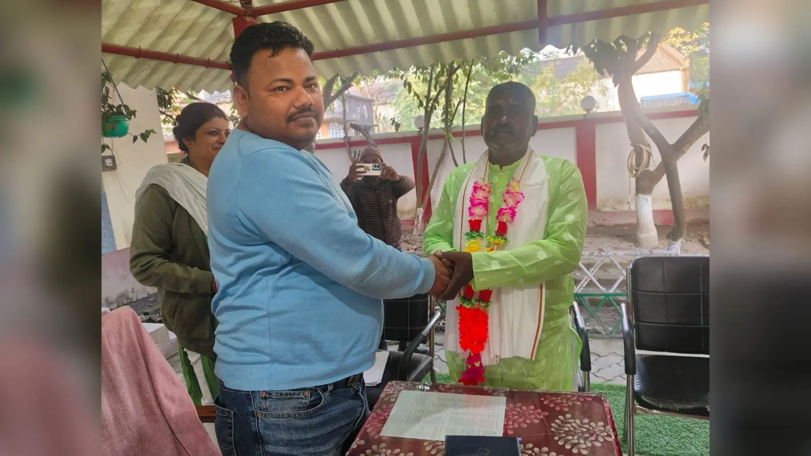 रौटा थाना में चौकीदार को दी समारोहपूर्वक विदाई