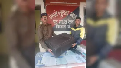 आरपीएफ ने यात्री का ट्रेन में छूटा ट्रॉली बैग वापस लौटाया