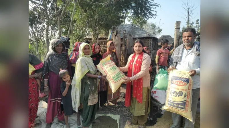 अगलगी पीड़ित परिवारों को शिक्षिका ने की मदद
