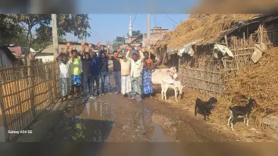 रोड पर बह रहा नाले का पानी, किया प्रदर्शन