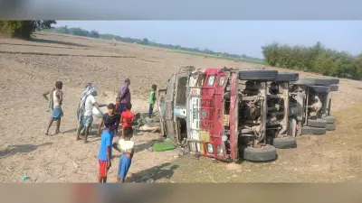 तेज रफ्तार ट्रक ट्रैक्टर से टकराकर खेत में पलटा, तीन घायल