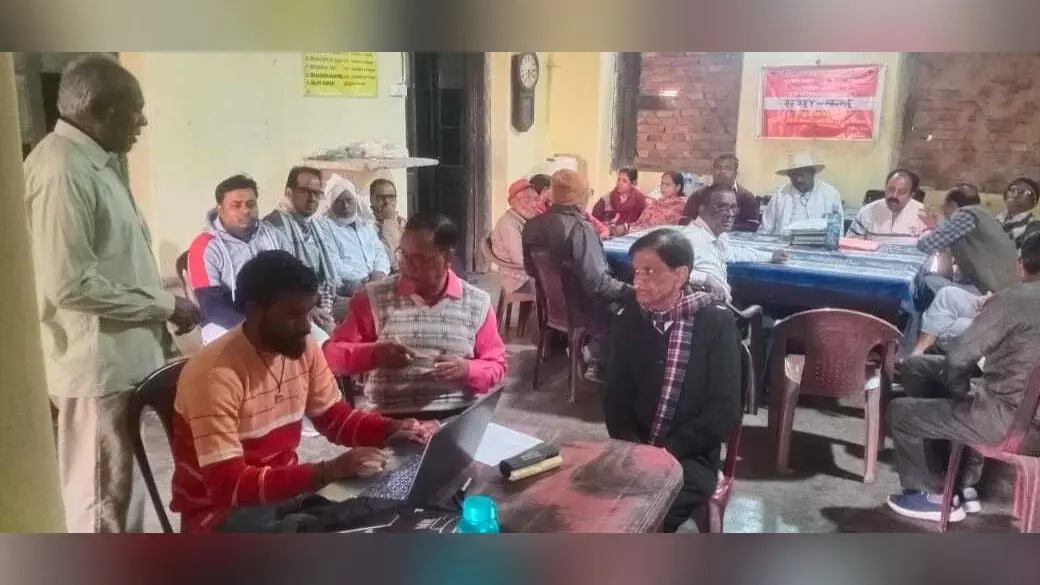रेडक्रॉस परिसर में बुजुर्गों का बना आयुष्मान कार्ड