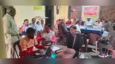 रेडक्रॉस परिसर में बुजुर्गों का बना आयुष्मान कार्ड