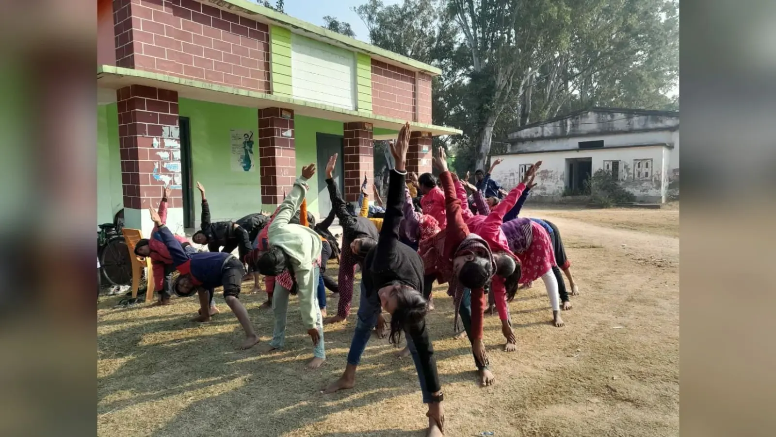 छात्र-छात्राओं ने पुस्तकालय परिसर में किया योगाभ्यास