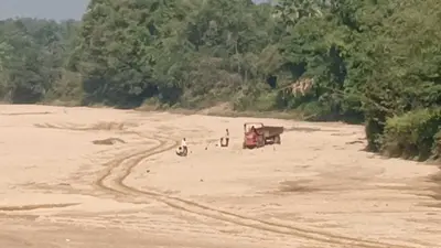 नदी घाटों से धड़ल्ले से हो रहा अवैध बालू का उठाव